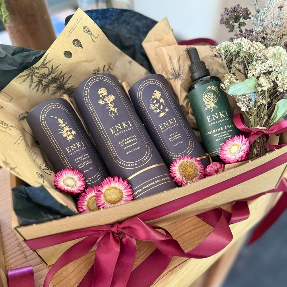 The Queen - Includes - Hydrosol, Aegis, Fountain of Youth, 100ml Feminine Energy, Floral Posy